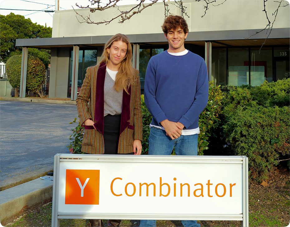 Celia Manzano and Javier Sánchez in front of the Y Combinator sign